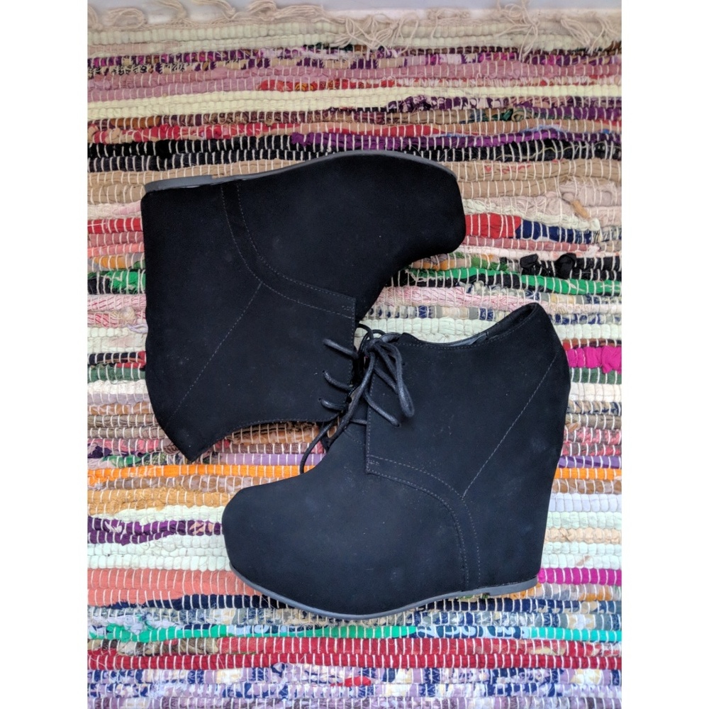‼️NWOT‼️Sexy Black suede Wedge Bootie